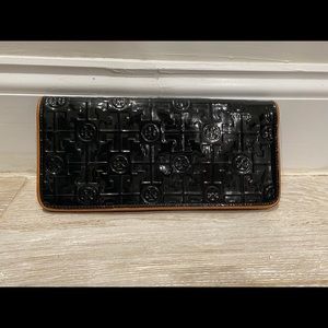 Black patent leather clutch with brown details
